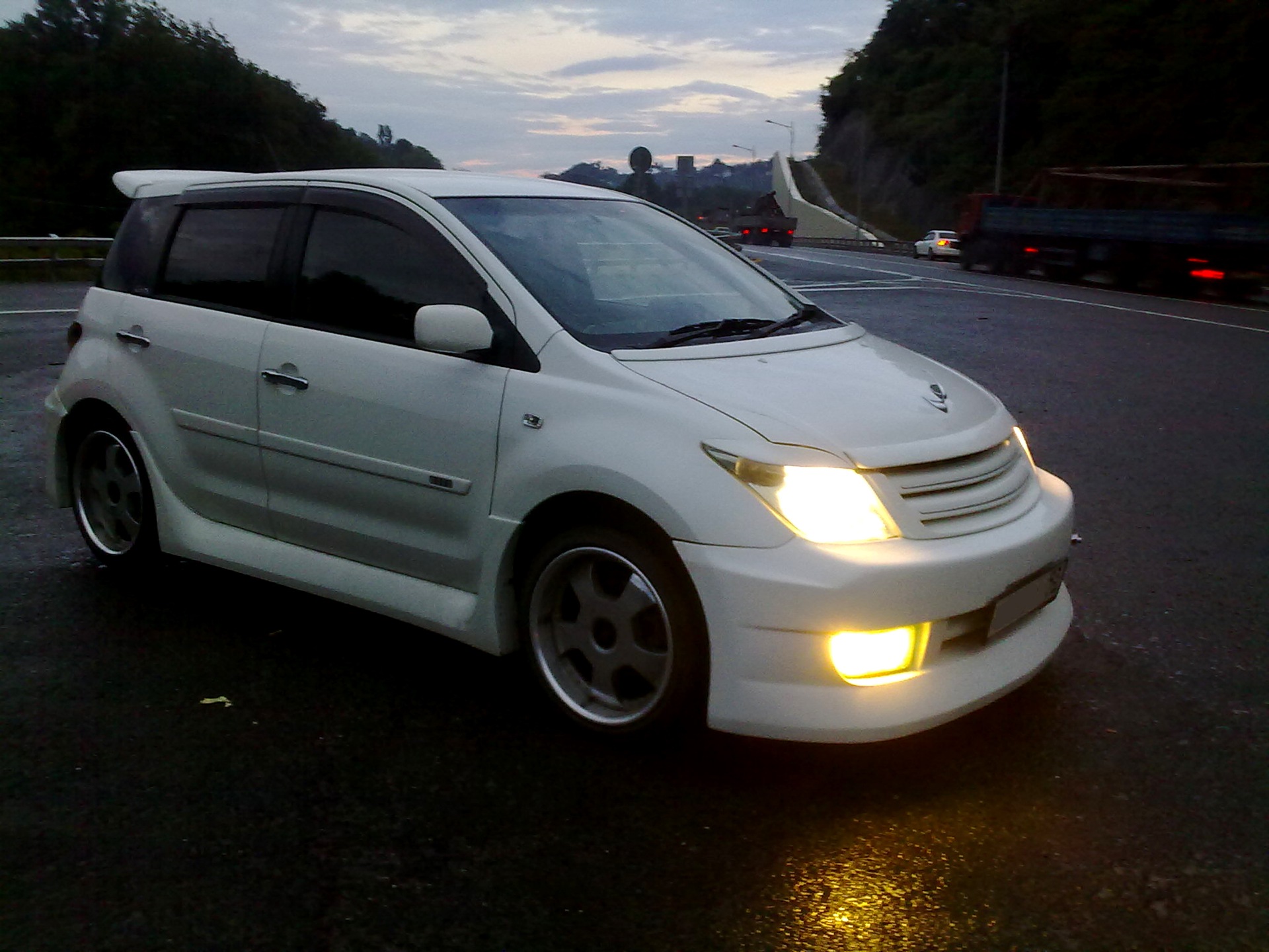    Toyota ist 15 2002 