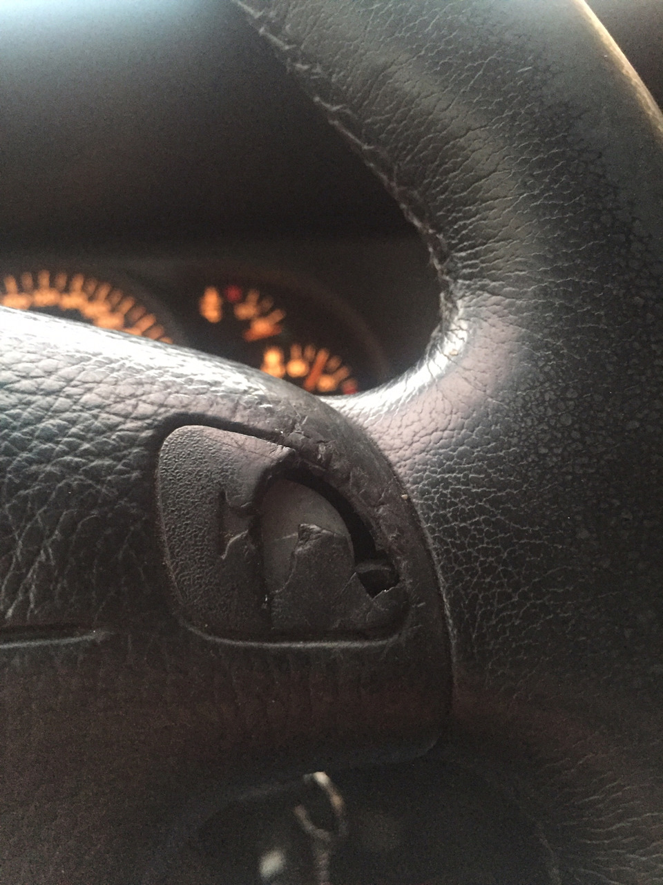 Сигнал на руле. Сигнал на руле опель. Кнопка клаксона на руле. Шлейф руля shaanxi. Кнопка сигнала на спорт руль.