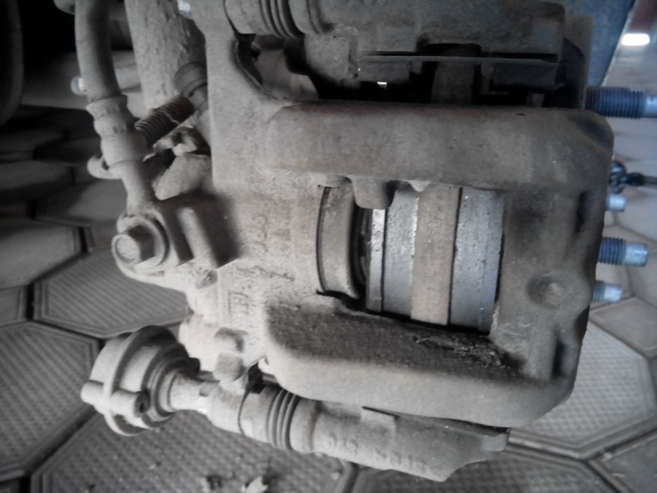 Замена задних колодок — Chevrolet Cruze (1G), 1,6 л, 2012 года ...