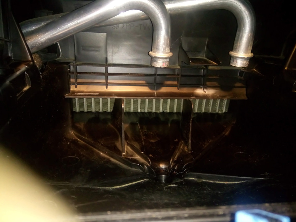 Можно посмотреть на состояние радиатора кондиционера. Трубки немного зачищены мелкой наждачкой от сгустков старой ОЖ — BMW 3 series (E46)