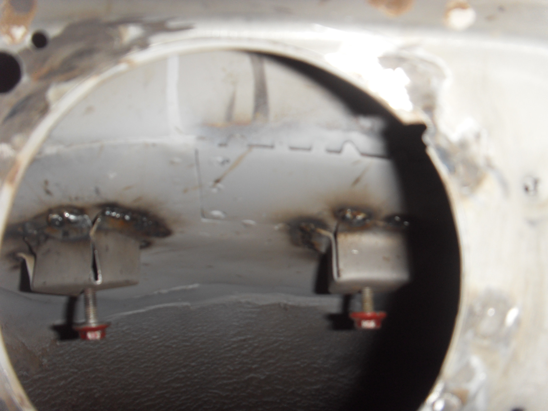 Двойная горловина топливного бака. Удлинитель горловины топливного бака для вебасто. Крепление горловины топливного бака. Крепление горловины заливной митсубиси паджеро 4 дизель. Крепление горловины топливного бака.