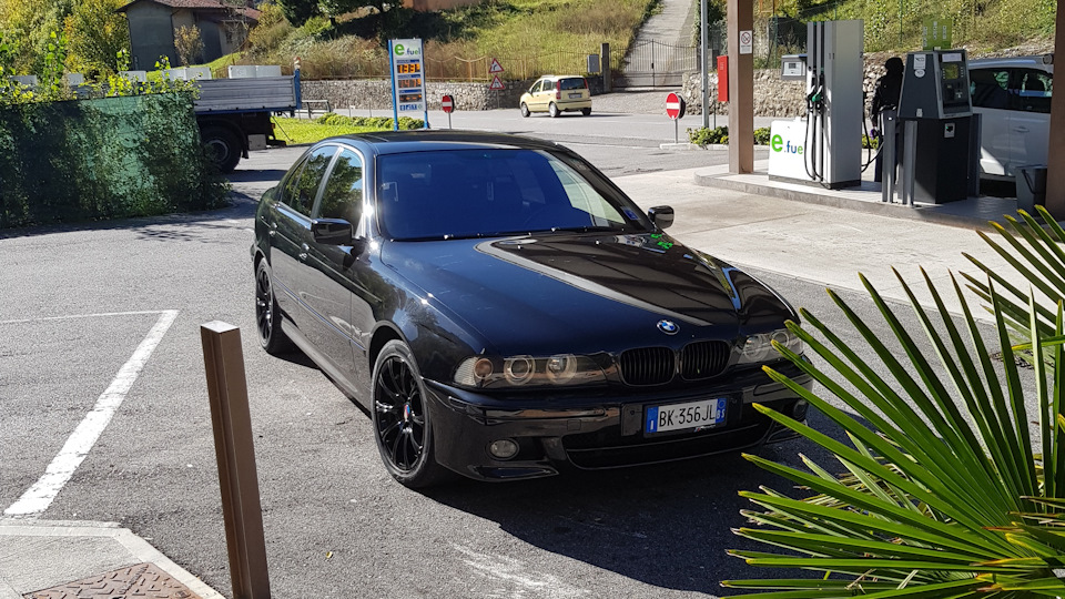 Bmw 5 Series Black Cosmos Drive2