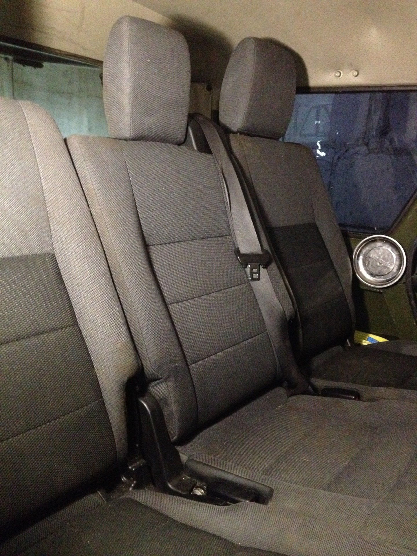 Сиденья дискавери 3. 2 Ряд сидений ленд Ровер Дискавери 3. Land Rover Discovery 3 ряд сидений. Сиденья Лэнд Ровер Дискавери 3. Land Rover Discovery 3 задние сидения.