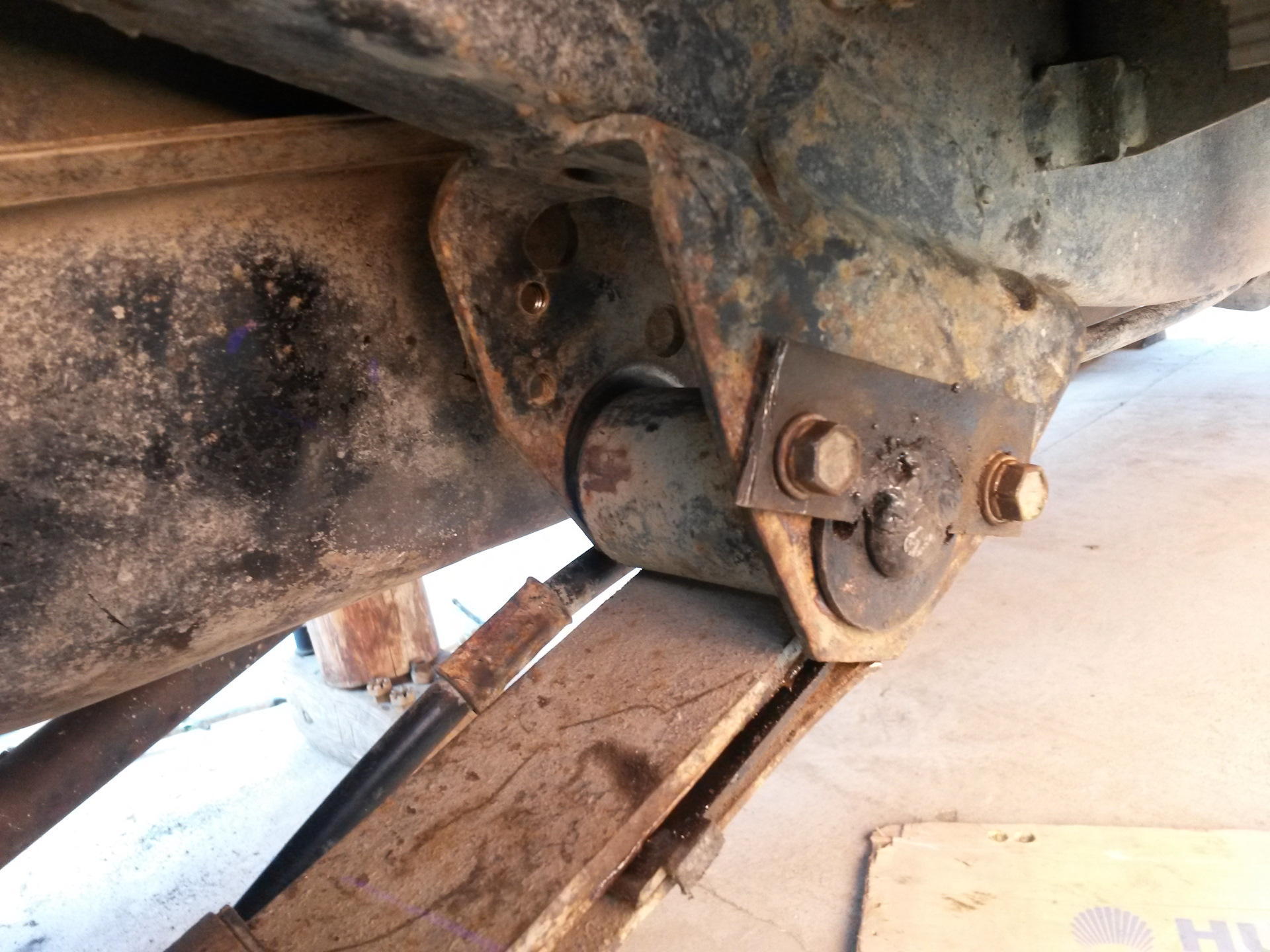 Крепление рессор газ 31 10. Раф 2203 ступицы. Крепление рессоры к мосту. Перенос моста под рессоры. Полка под рессоры.