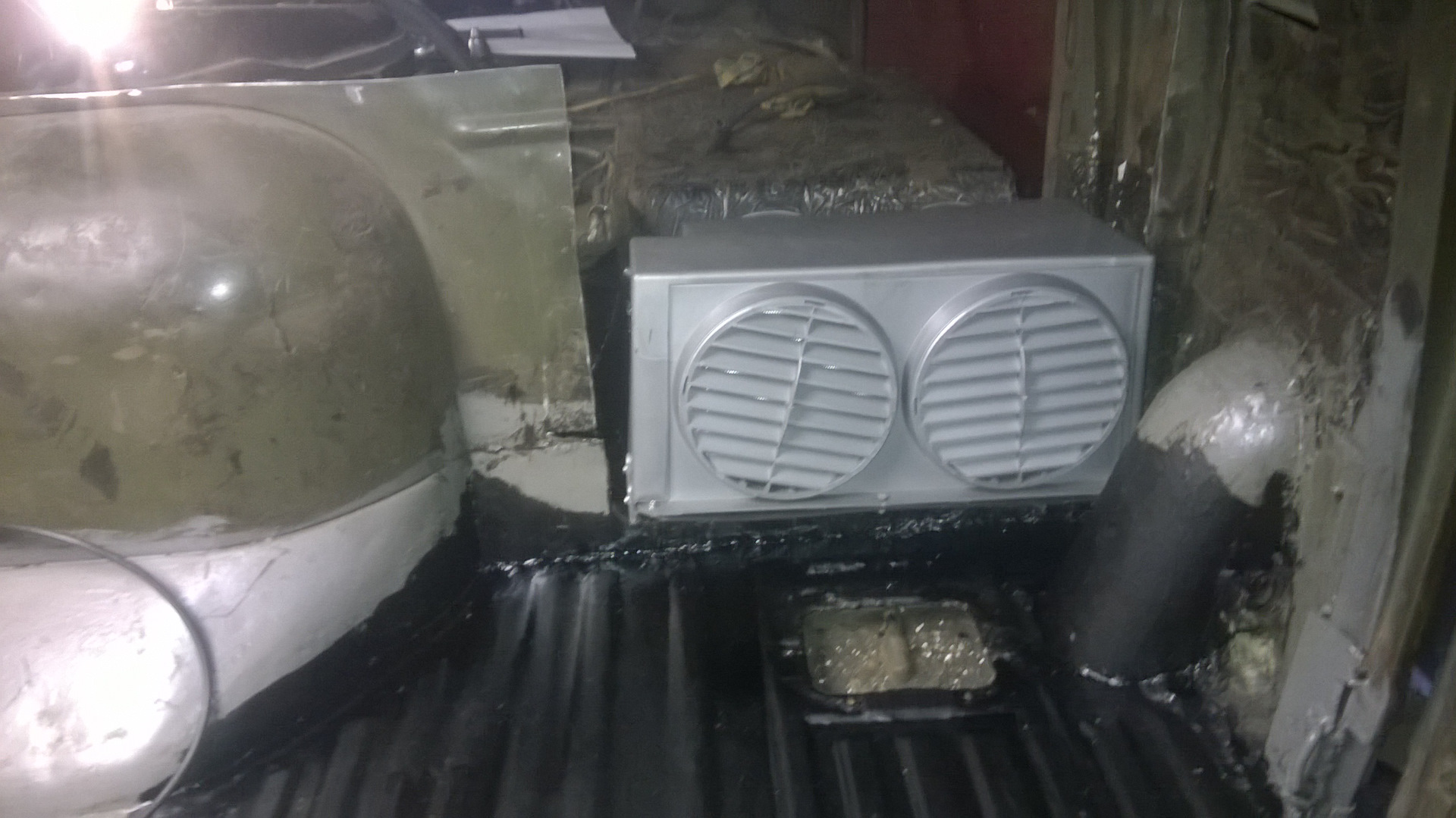 Дренажные отверстия калина 1. Через печку в салон попадает. Задувает снег через печку ваз 2110. Печка ауди 100 с3. Радиатор отопителя интер 9800.