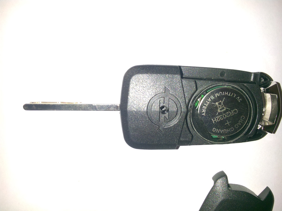 В комплекте также имеется батарейка — Opel Astra H