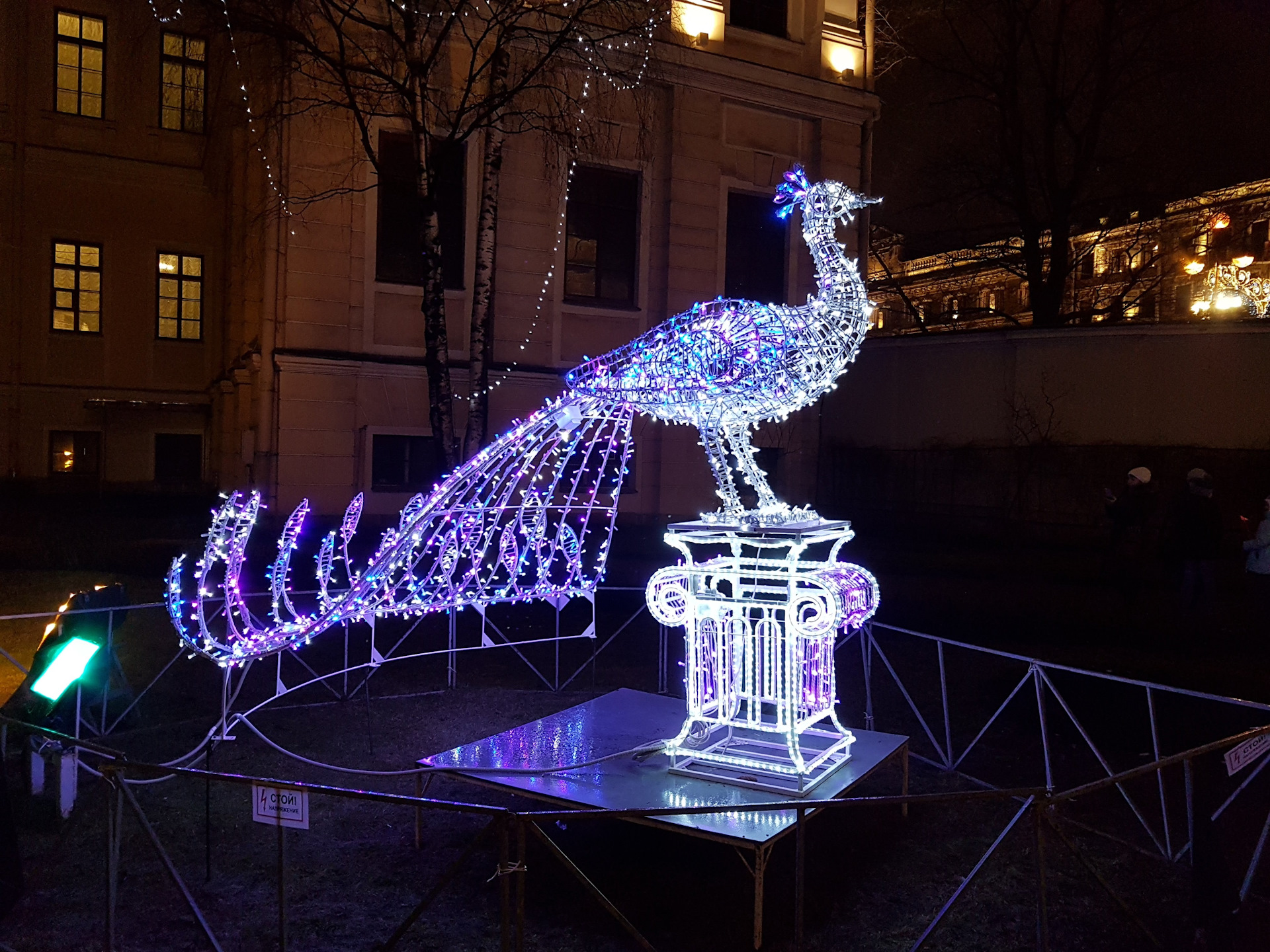 Впечатляющие световые объекты, захватывающие взгляды гостей Ростовского парка революции