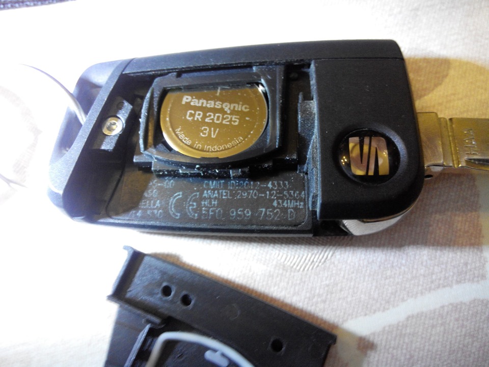 Change the key battery — SEAT Leon (Mk III), 1,2 л, 2014 года