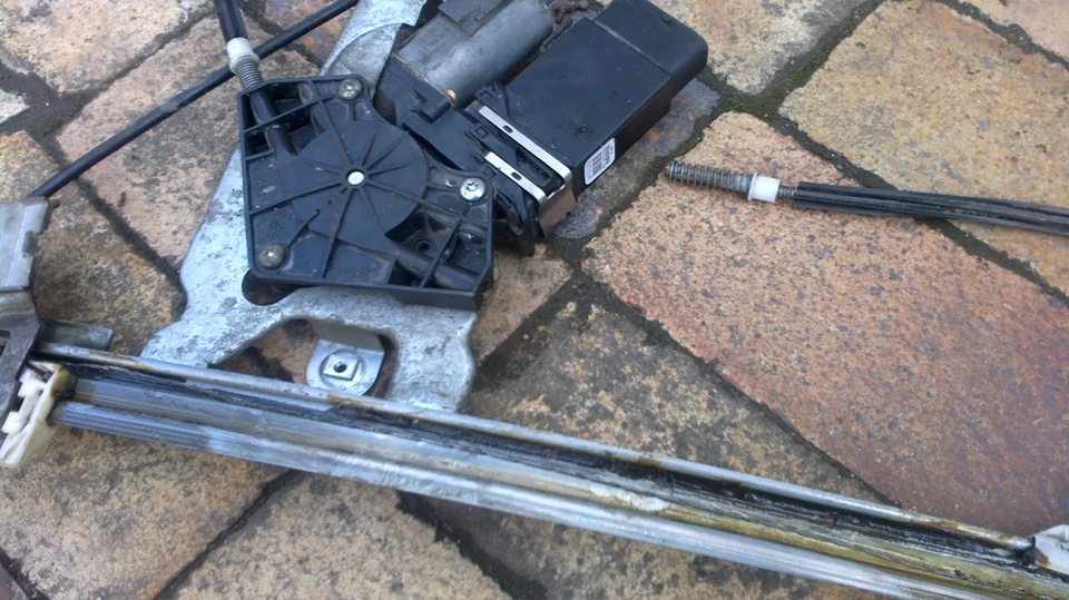 Порвался тросик привода стеклоподьемника № 1 — Skoda Octavia A4 Mk1, 1 ...