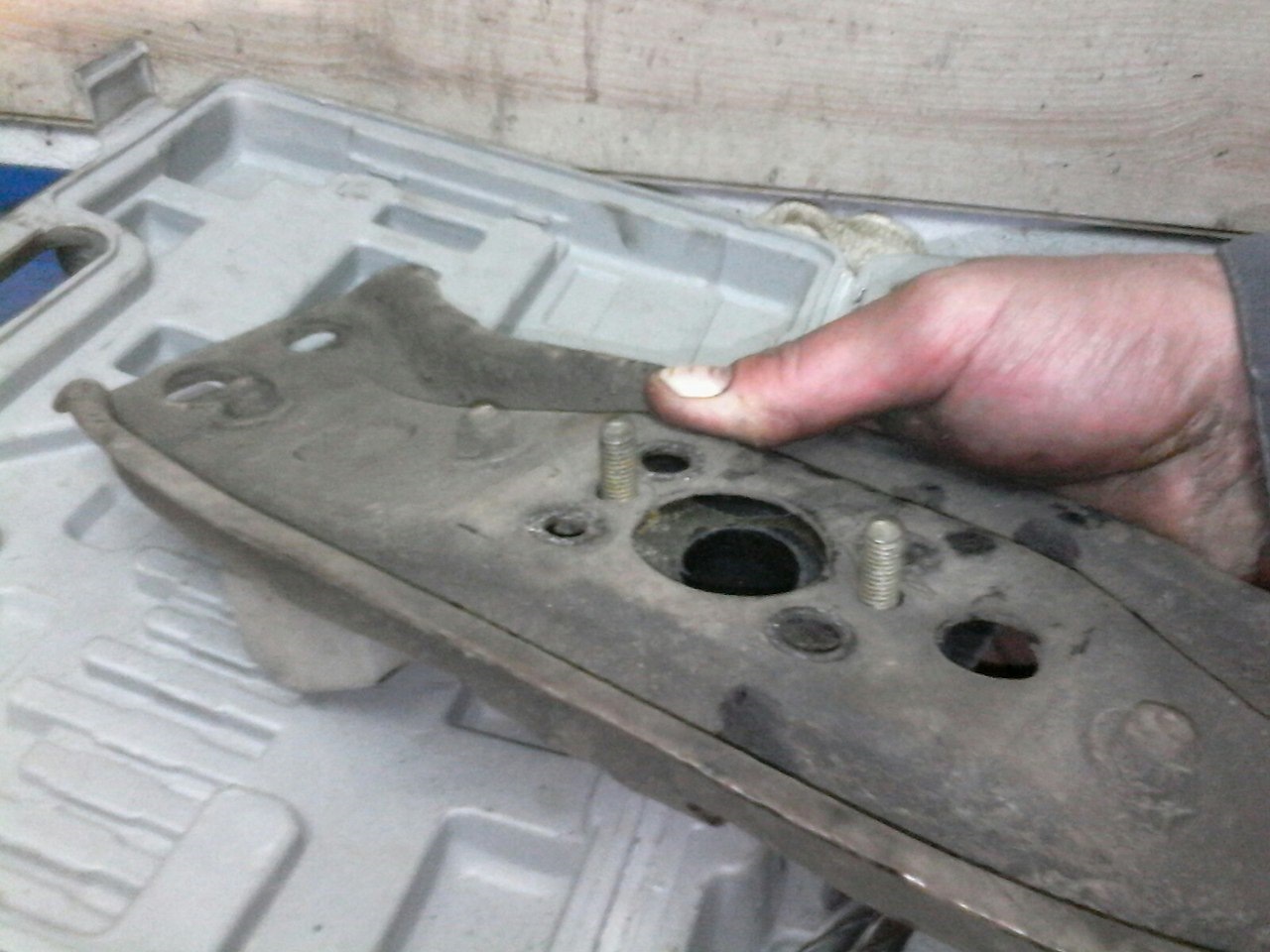 Подушка КПП от ГАЗ 24 — Toyota Mark II (80), 2 л, 1990 года | своими ...