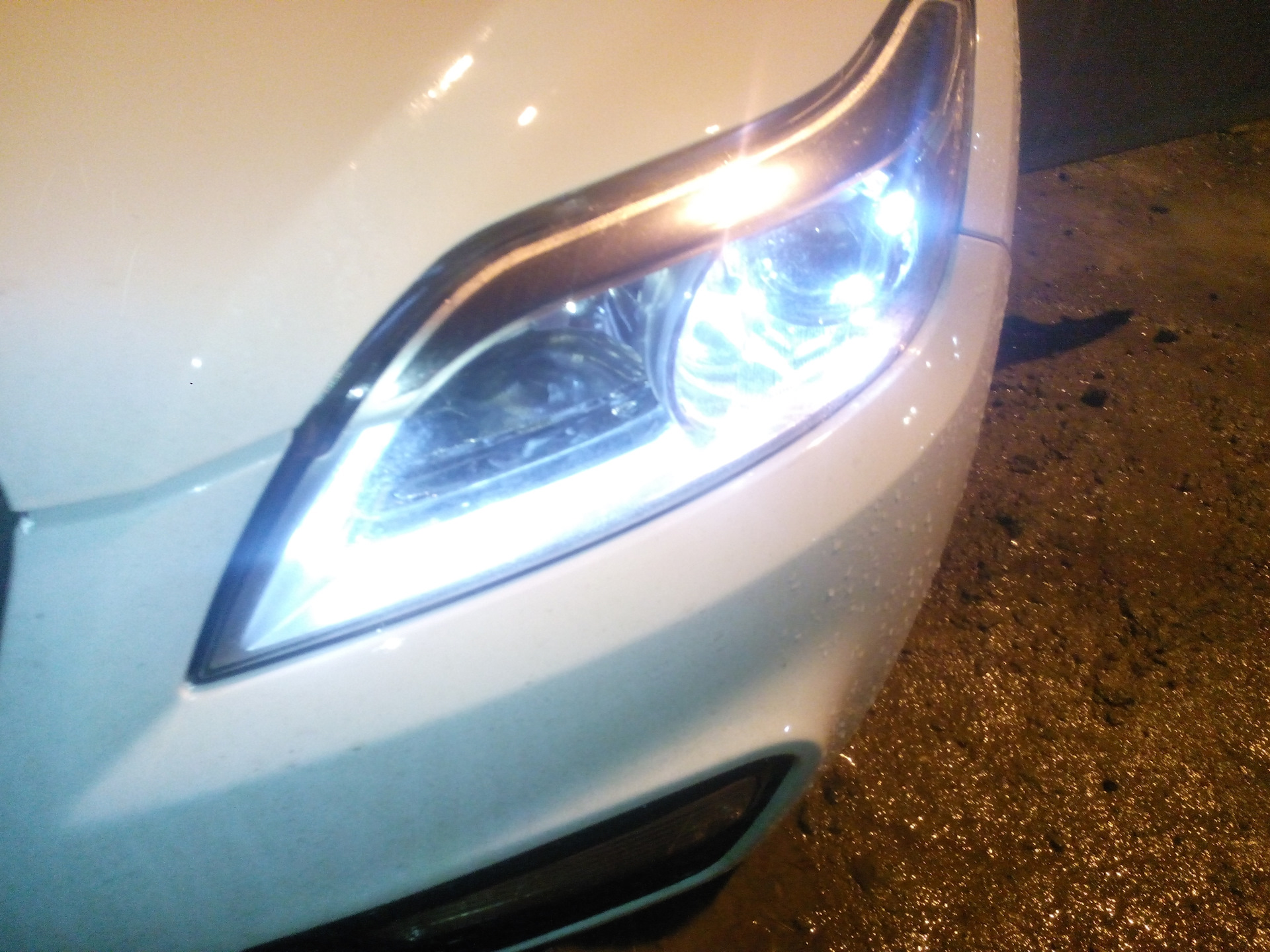 Реснички санта фе 2. Линзы фары skoda kodiaq. Лифан х60 2014 года чёрный ночь. Kia ceed 2016 с ходовыми в фарах. Не горит ресничка.