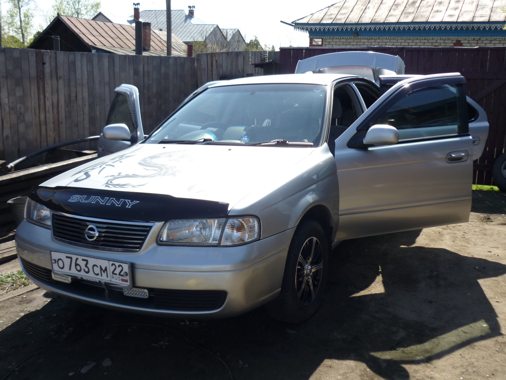 Ниссан санни красноярск. Nissan Sunny b15. Ниссан Санни бюджетная надежность. Ниссан Санни на литых 14 дисках. Как установить Рестайлинг на крышу автомобиля Ниссан Санни 1994 года.