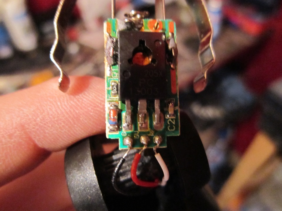 Черный — Красный + Белый питание ретранслятора ФМ волны — Opel Zafira A