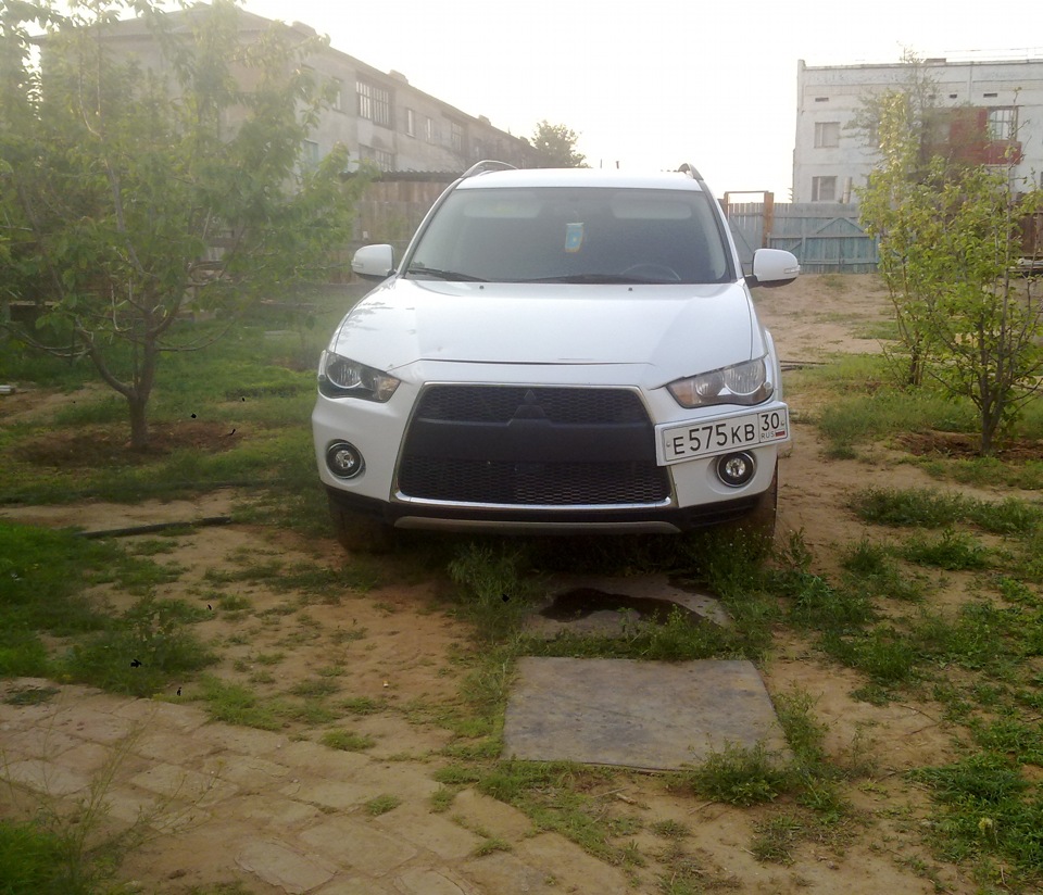 Подиум под гос.номер в стиле EVO — Mitsubishi Outlander XL, 2 л, 2010 года  | запчасти | DRIVE2