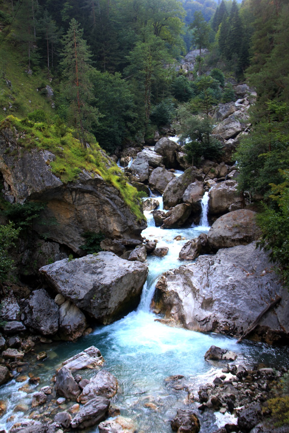 Горная река с водопадом Абхазия