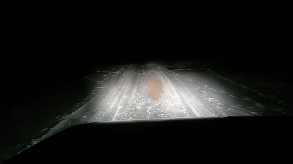 Ближний на Осваре. Пятно освещается более чем хорошо, но за его пределы не падает ни одного луча. Там полная темнота. — ИЖ Москвич 412