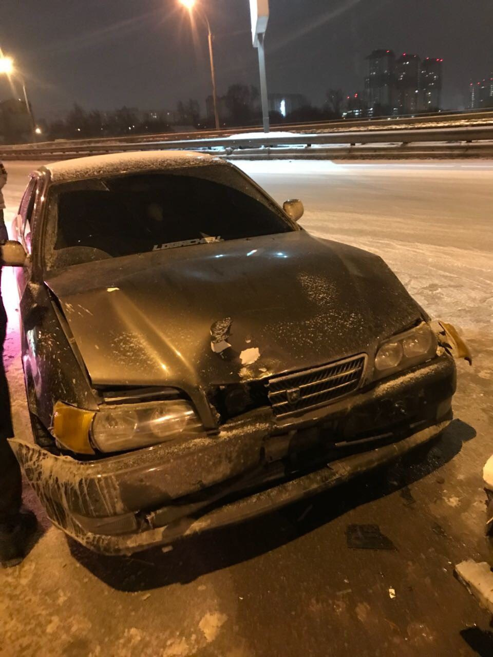 Разбили машину ночью. Разбитый Чайзер 100 зимой.