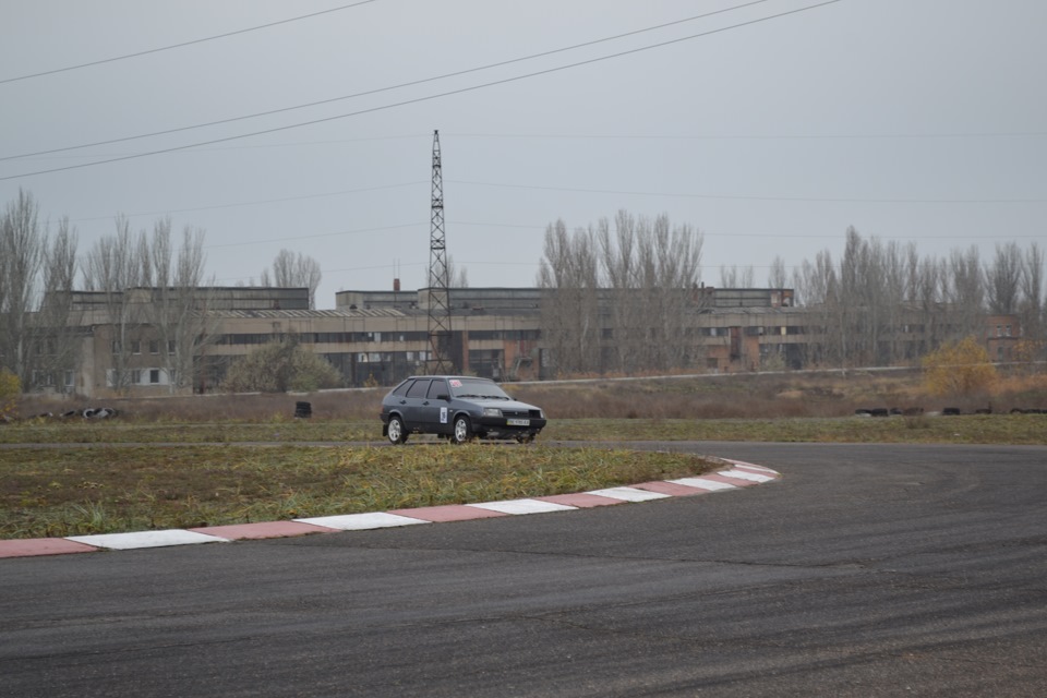 Тормоз, вход, апекс, раскрытие, газ-гааааз! История одного поворота ...