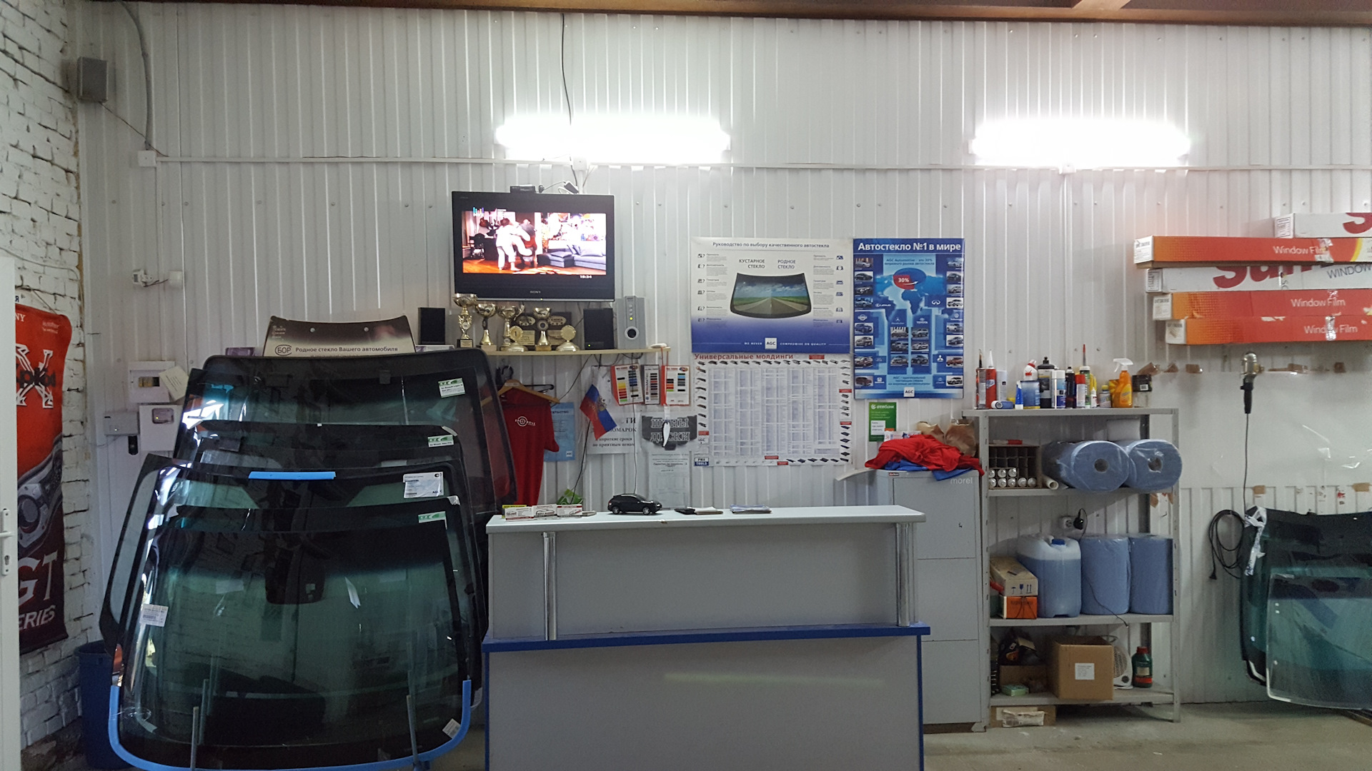 Установщик автостекол. Замена лобовых стекол. Монтаж лобового стекла. Вклейка автостекол. Автостекло фото.