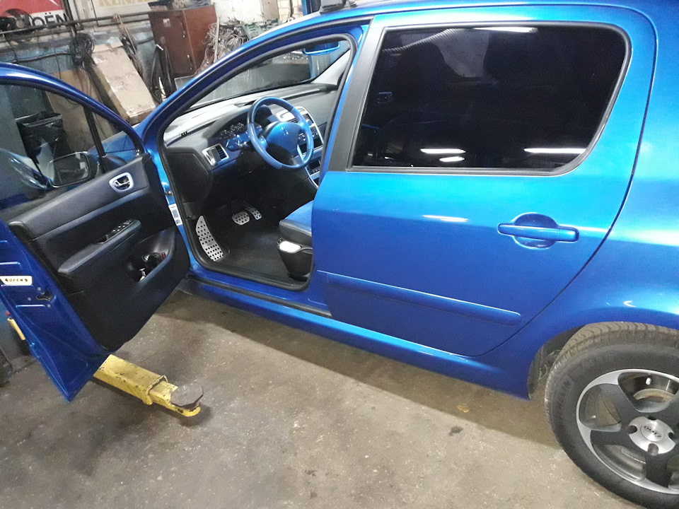 Французские резино технические изделия. — Peugeot 307, 1,6 л, 2007 года ...