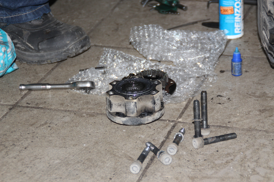 Сняв родные хабы — был удивлен что в нутри смазки было ООООЧЧЧЕЕЕНННЬЬЬ много (привет прежнему собственнику который переберал ПП), пришлось лишнее вытереть, следов попадания влаги не было. — ТагАЗ Tager 3D