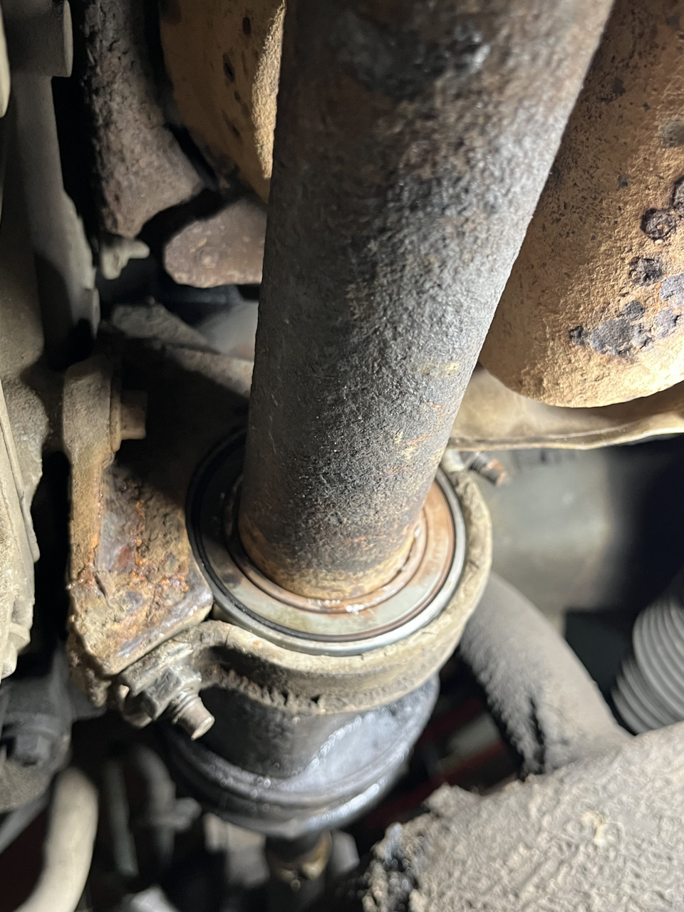 Замена промежуточного подшипника и сальников приводов — Ford Fiesta (Mk ...