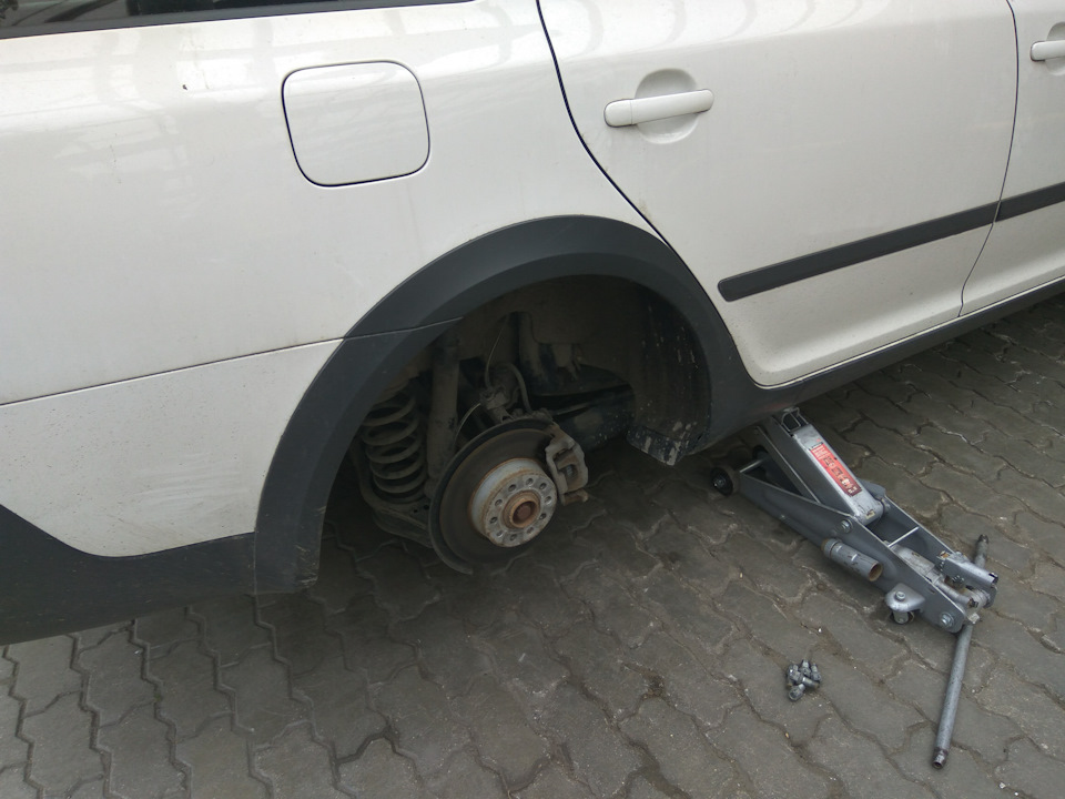 Поймал саморезик — Skoda Octavia Scout A5 Mk2, 1,8 л, 2012 года | шины ...