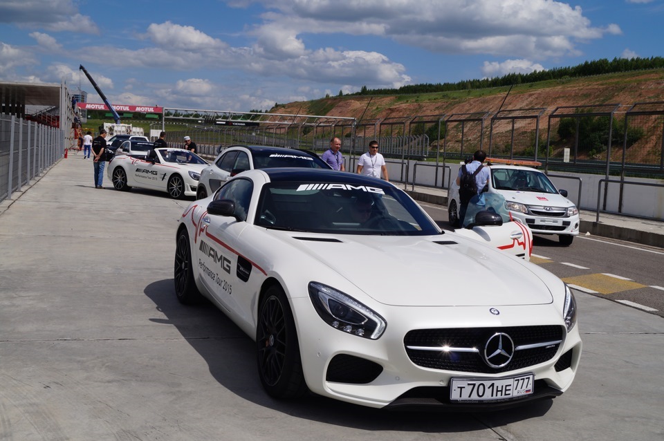 Amg performance center. Amg performance. Пакет оснащения amg performance. Amg performance. Puma amg performance белые.