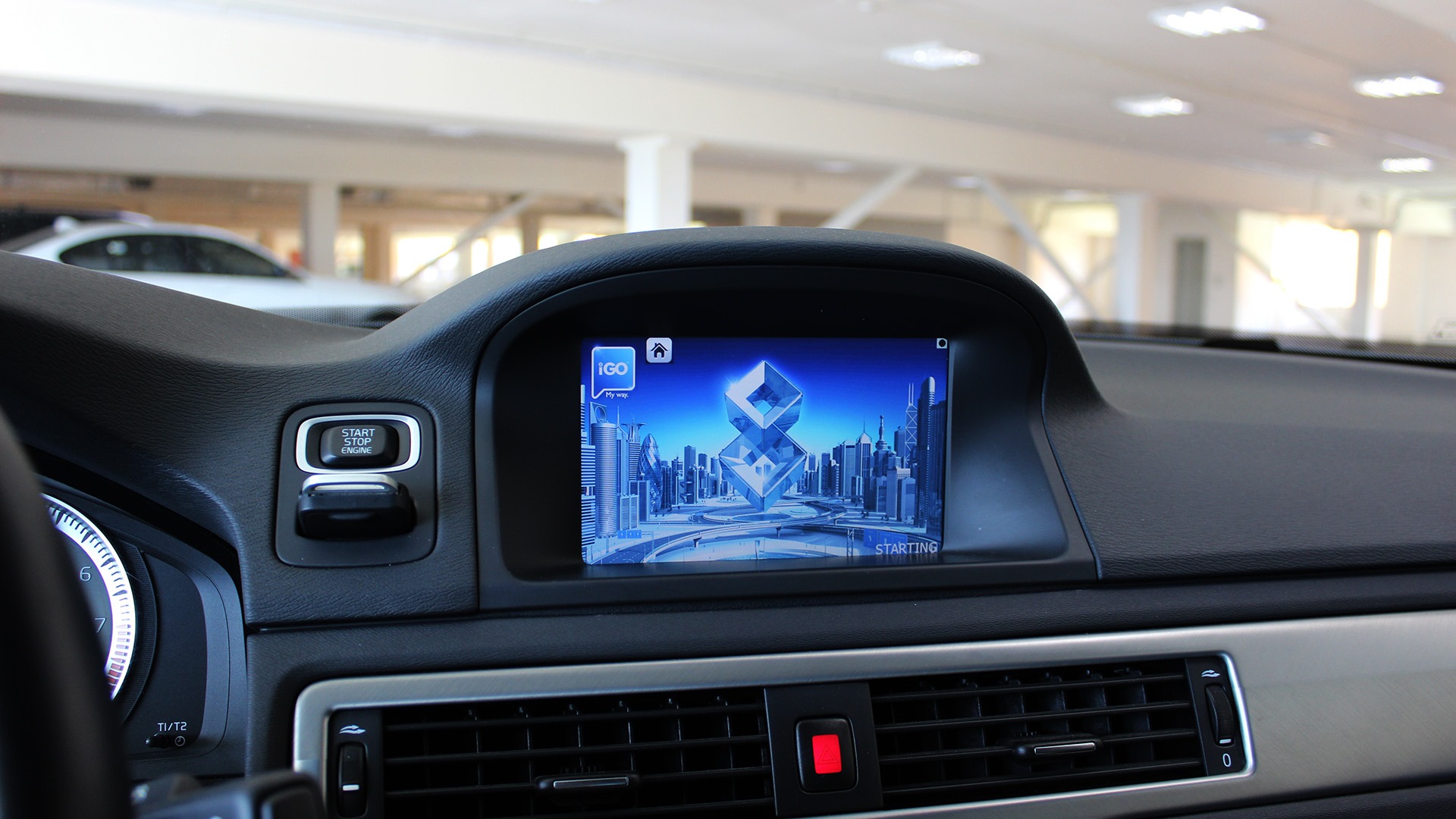 Экран вместо номера. Volvo s60 монитор. Volvo xc60 монитор. Volvo s80 дисплей мультимедиа. Мультимедиа навигация Вольво хс70.