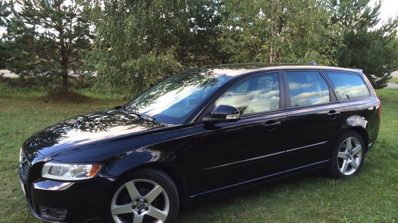 Volvo v50 1.6 дизель. Volvo v50 1.6. Вольво v50 диски. Красная Вольво v50 на дисках.