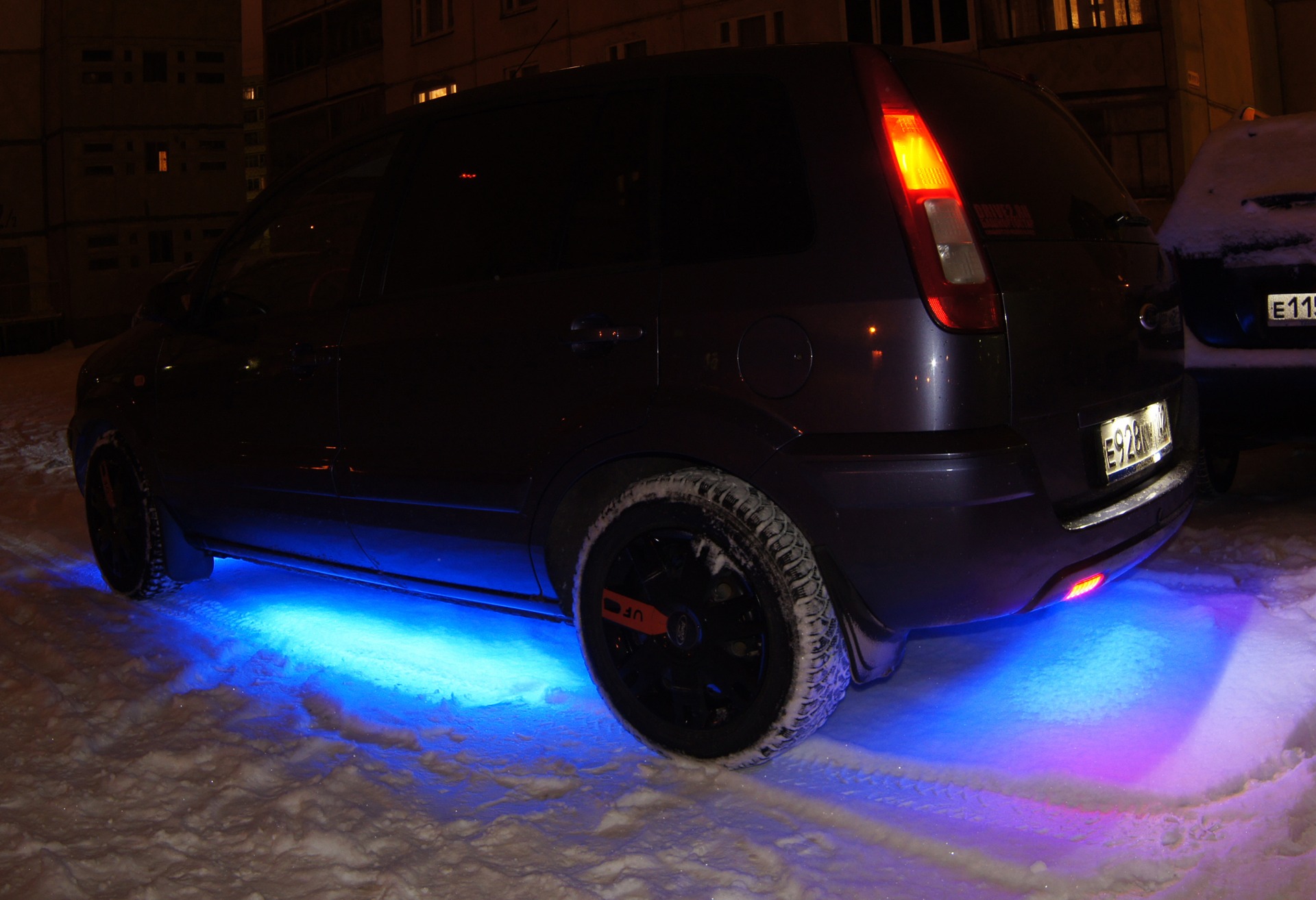 Подсветка под днище автомобиля штраф. Диодная подсветка е46. Лансер 10 неон. Подсветка ваз 2112. Камри 40 подсветка днища.