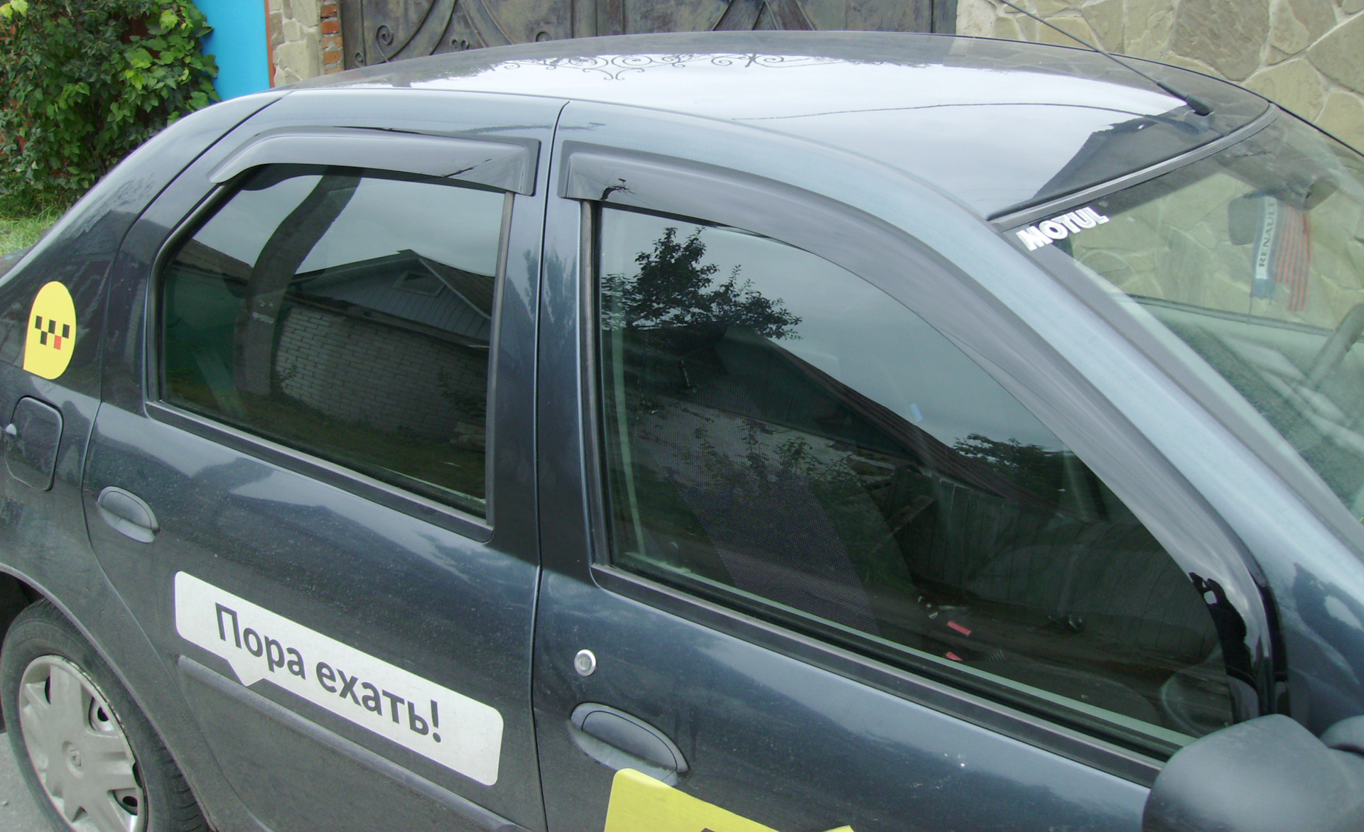 Ветровики на окна автомобиля штраф. Дефлекторы на окна Рено Логан 1. Дефлекторы окон Renault Logan i SD 2005г.. Ветровики Renault Logan 1. Ветровики на Рено Логан 1.