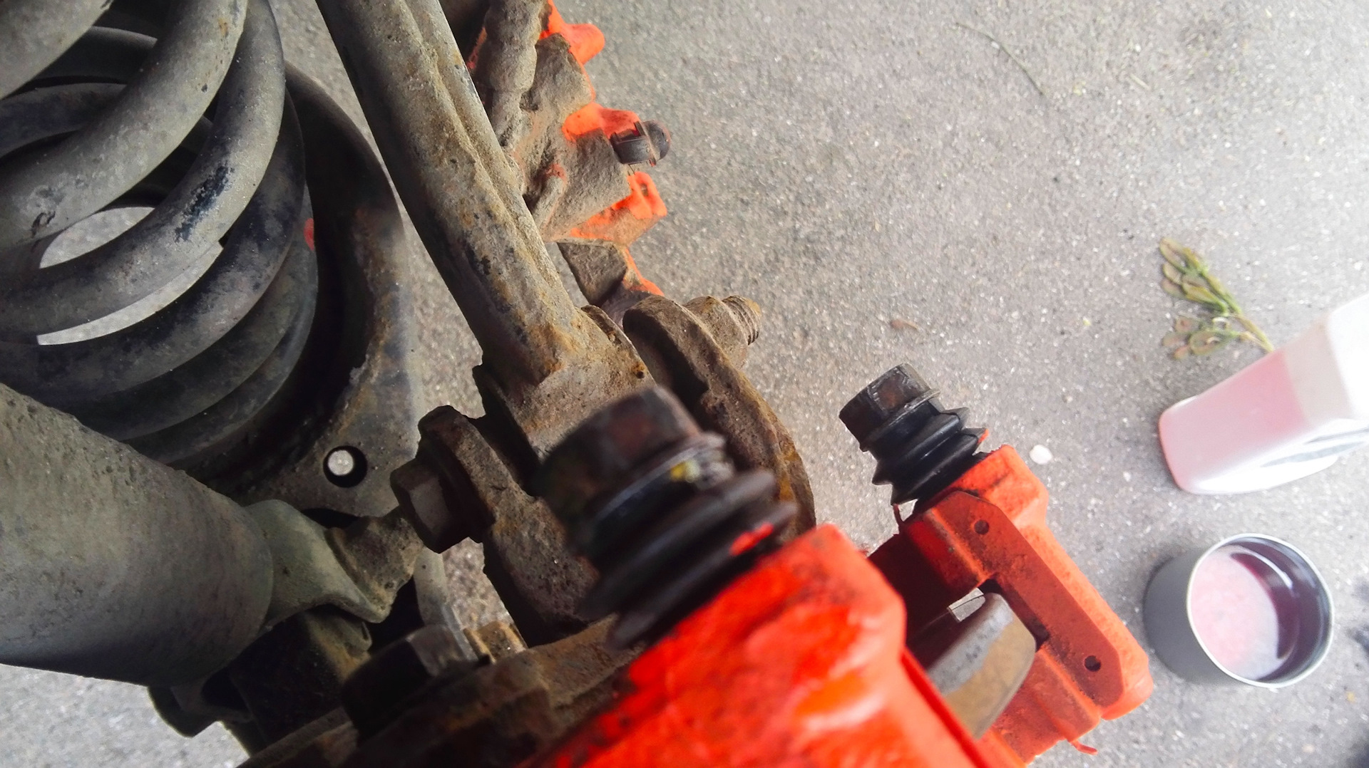 Как поменять резинки суппорта. Infiniti g25 суппорт. Как поменять резинки суппорта. Резинка направляющей суппорта кашкай. Резинки переднего суппорта акцент.