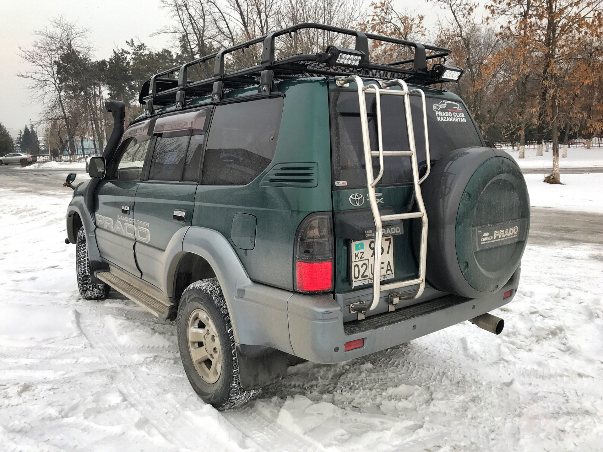 Прадо 95 в красноярске. Toyota Land Cruiser Prado 90 багажник. Toyota Land Cruiser Prado 90 2002. Экспедиционный Прадо 90. Лестница Toyota Prado 90.