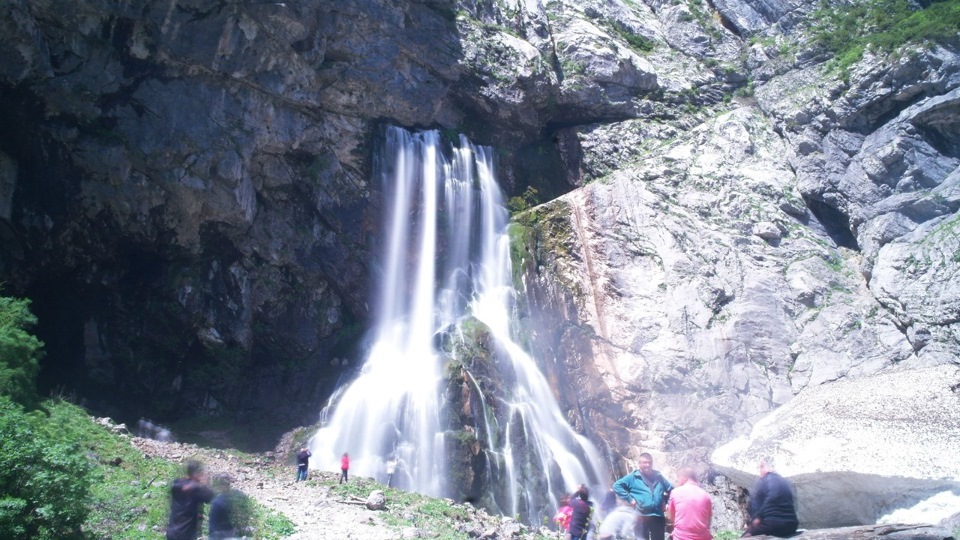 Гегский водопад, где снимали Шерлока Холмса — Mitsubishi Pajero (2G)