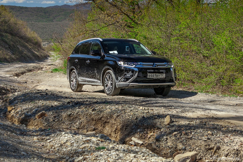 Тест драйв аутлендер. Тест драйв Mitsubishi Outlander. Митсубиси Аутлендер бездорожье. Паджеро Аутлендер. Аутлендер 3 на бездорожье.