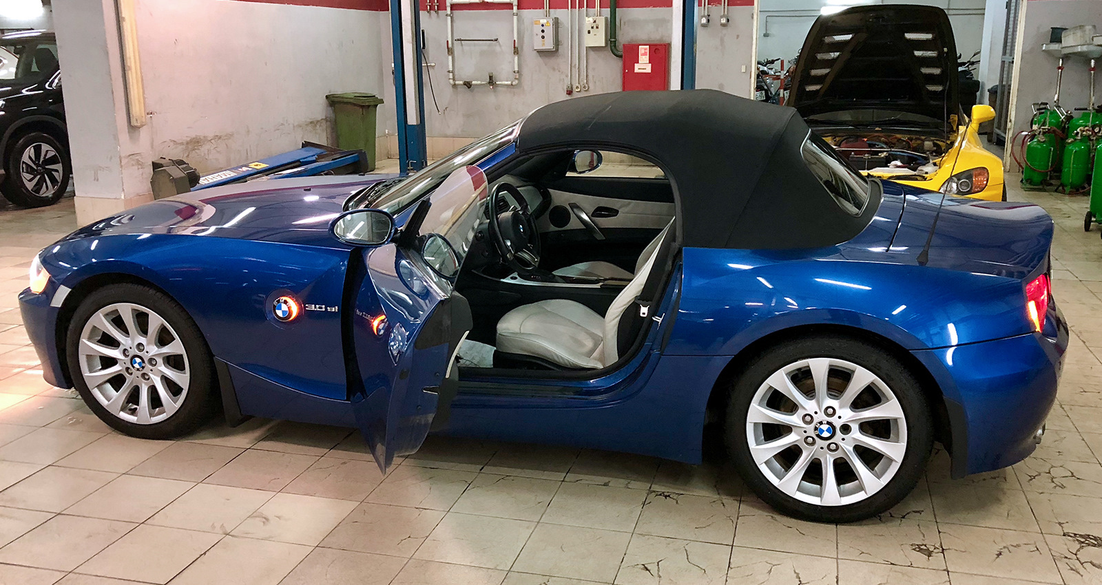 Z 2 z 4 z 3. BMW z4 кабриолет салон. БМВ z4 individual. БМВ z3 кабриолет салон. BMW z4 двери вниз.