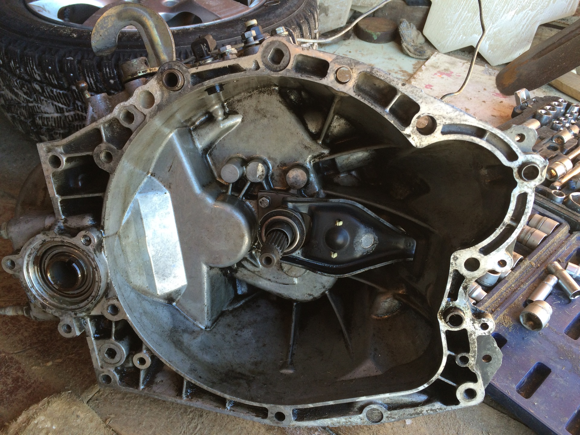 Замена сальника первичного вала. — Peugeot 307, 2 л, 2005 года | своими ...