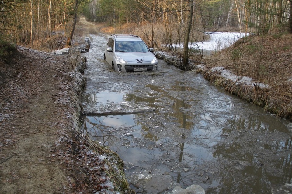 Брод 4 буквы. Село Шатур змеиный камень. Змеиный камень в Шатуре. Распутица. Автомобиль Весенняя распутица.