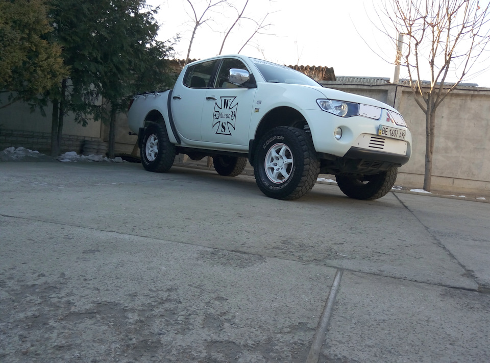 Немного другой ракурс Л200 Дмитрия Дикасова, г.Николаев… — Mitsubishi Pajero Sport (1G)