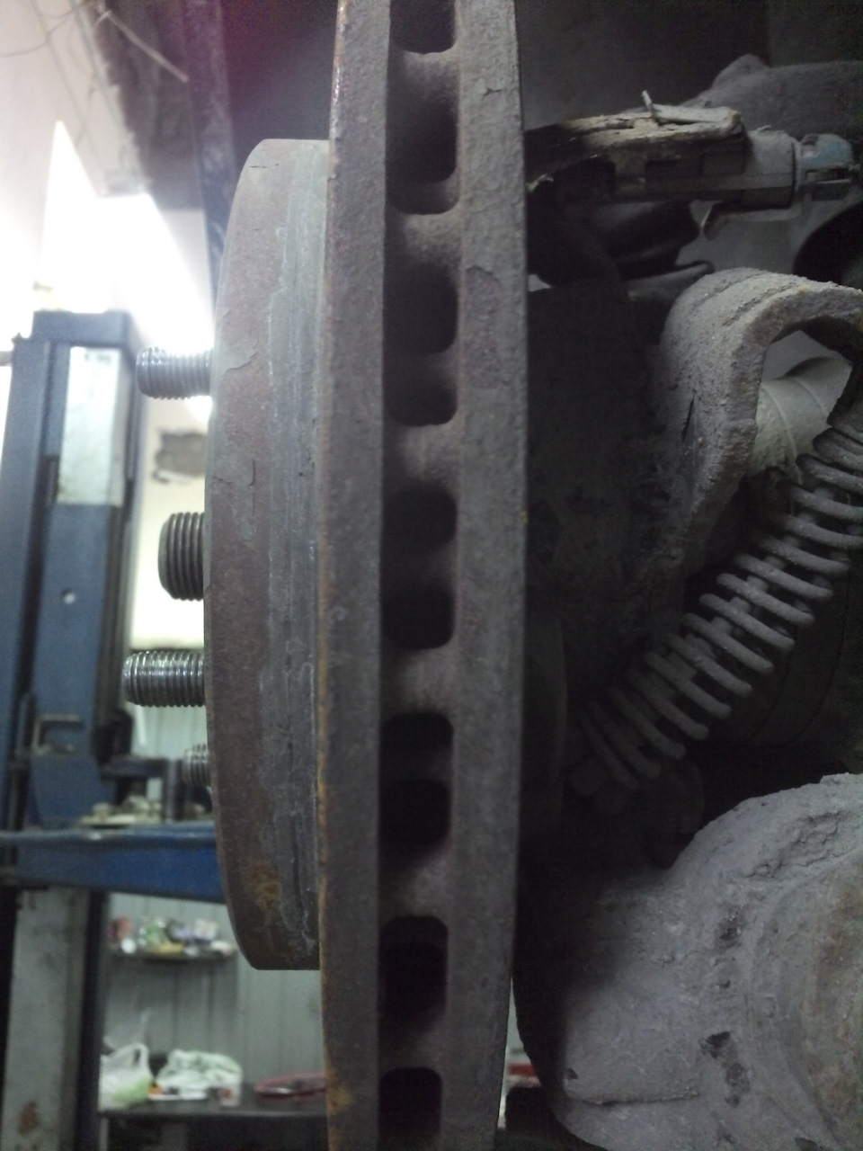 Биение педали тормоза при торможении — Cadillac CTS (1G), 3,2 л, 2003 ...