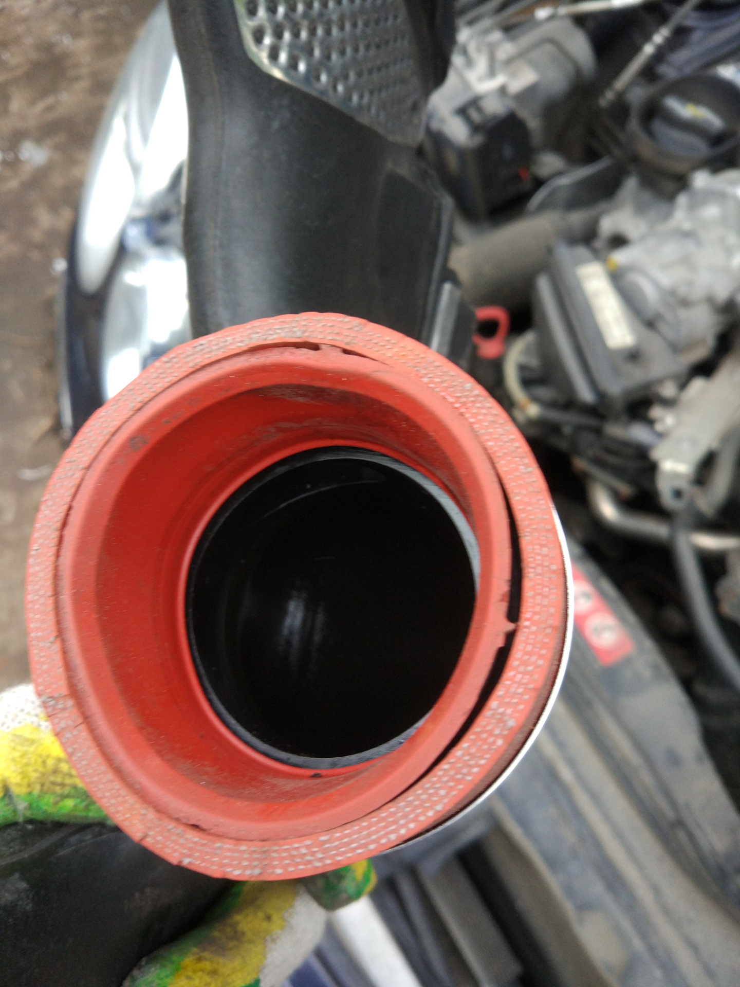 Патрубок турбины q7 нижний. Патрубок турбины бмв х5. Срывает патрубок турбины. Патрубок сдвоенный вольво с 80 турбина. Патрубок интеркулера мерседес глк 220d.