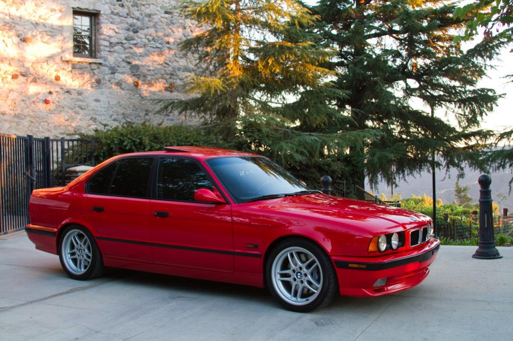 bmw e 34 красная