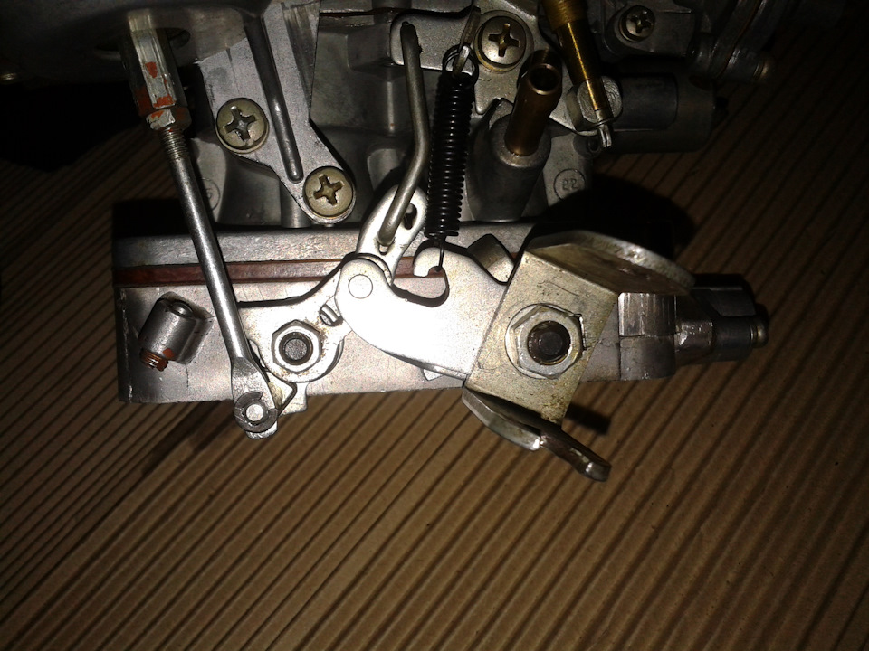 Рычаг мех привода вторичной камеры от Вебера 2101 — ГАЗ 24