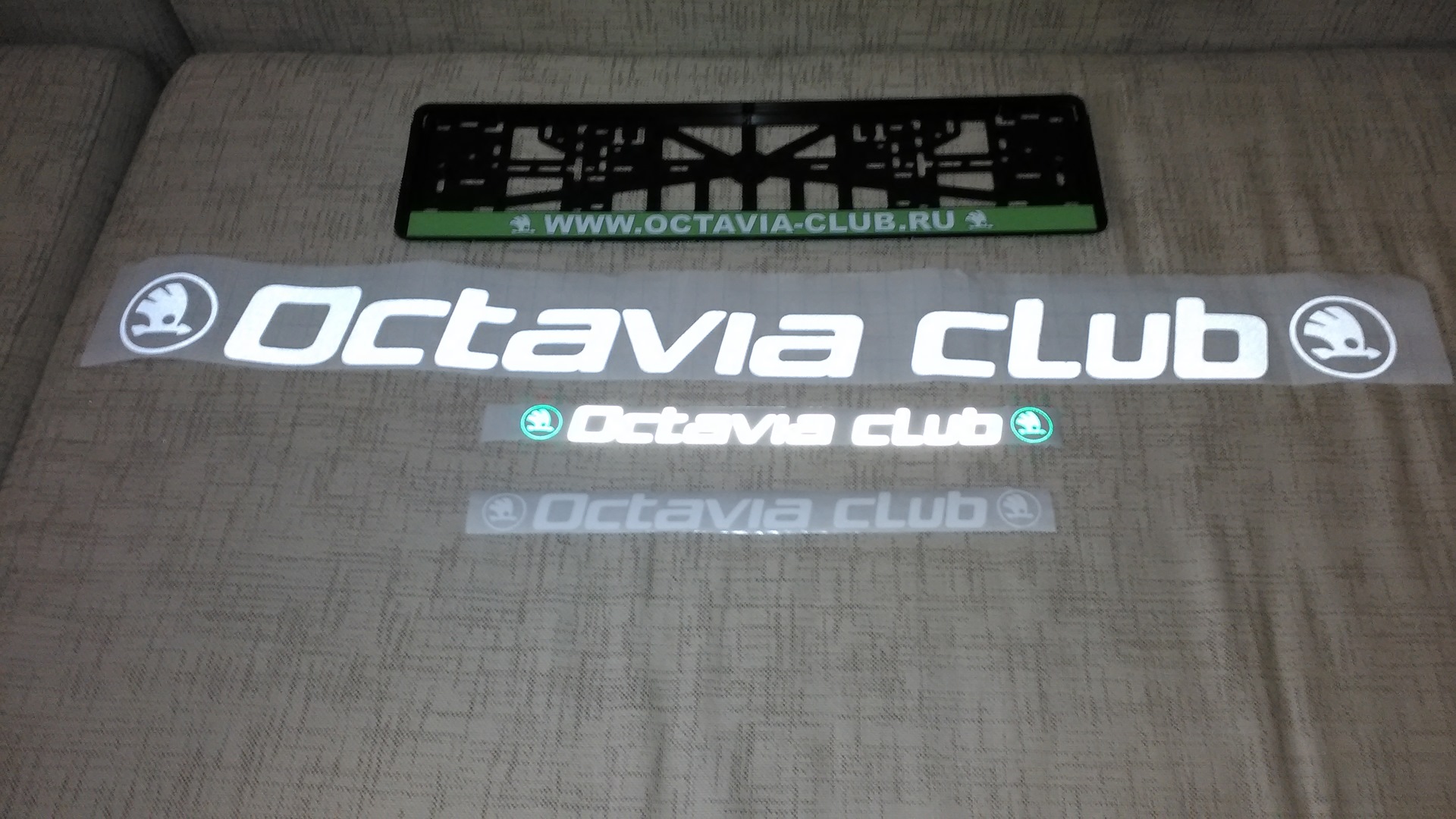 Octavia club. Octavia Club наклейки. Октавия клуб наклейка. Светоотражающая наклейка Skoda Octavia. Наклейка бразерс Шкода Октавия.