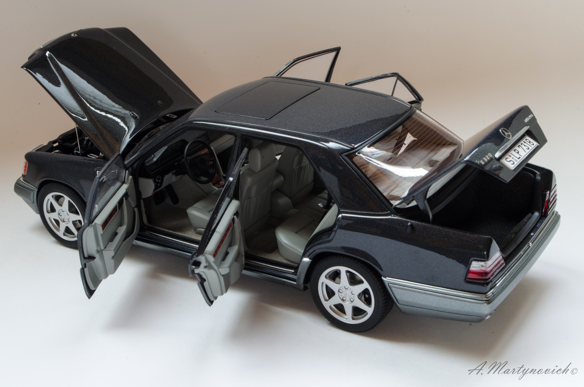 Точная копия модели. Модель Mercedes w124. W124 AUTOART 1:18. AUTOART 1 18 Mercedes Benz e320 w124. AUTOART Mercedes e320.