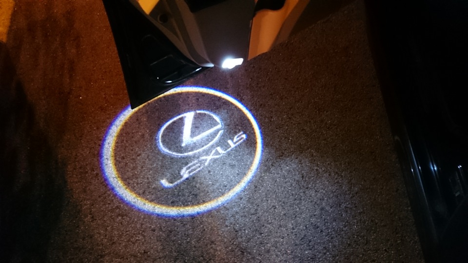 Подсветка логотипа купить. Подсветка двери Лексус 570. Подсветка двери Лексус is 250 2008. Lx570 подсветка в двери. Проекция логотипа Lexus LX 570.