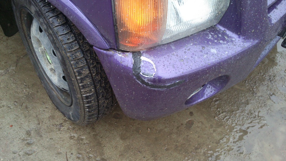 Лопнул бампер поцеловавшись с воротиной гаража — Suzuki Wagon R, 0,8 л ...