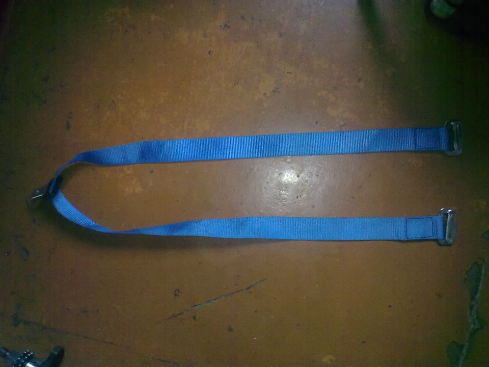 задняя часть ремня которая фиксирует плечи и всю верхнюю часть тела, с двумя регуляторами длины и фиксатором задней части — Lada 2106