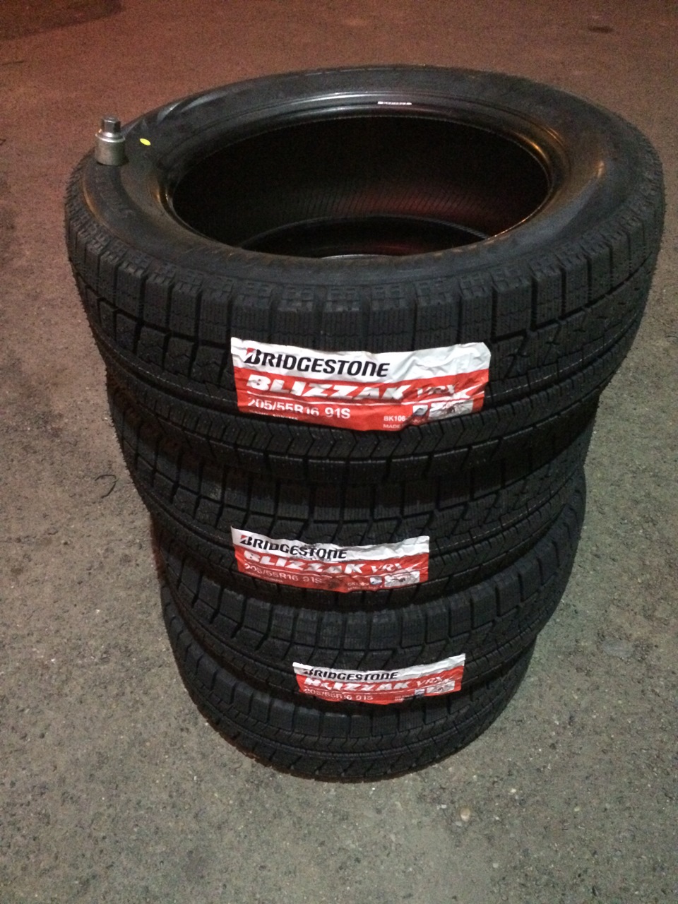 Китайская резина 205 55. Bridgestone Blizzak VRX 205 55 16. Blizzak Ice 195/55 r16. Bridgestone 205/55 r16. Резина Бриджстоун vrxзимняя 185х65 ×15 Россия.